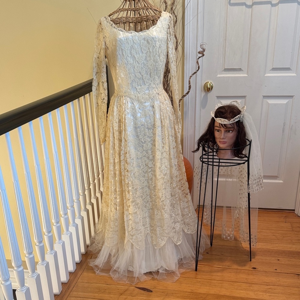 Vintage 1950’s wedding dress with the veil